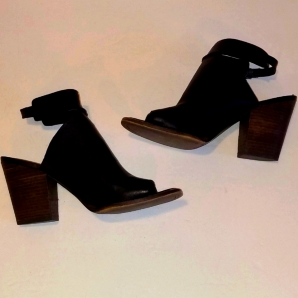 Lucky Brand Lisza booties. Leather.